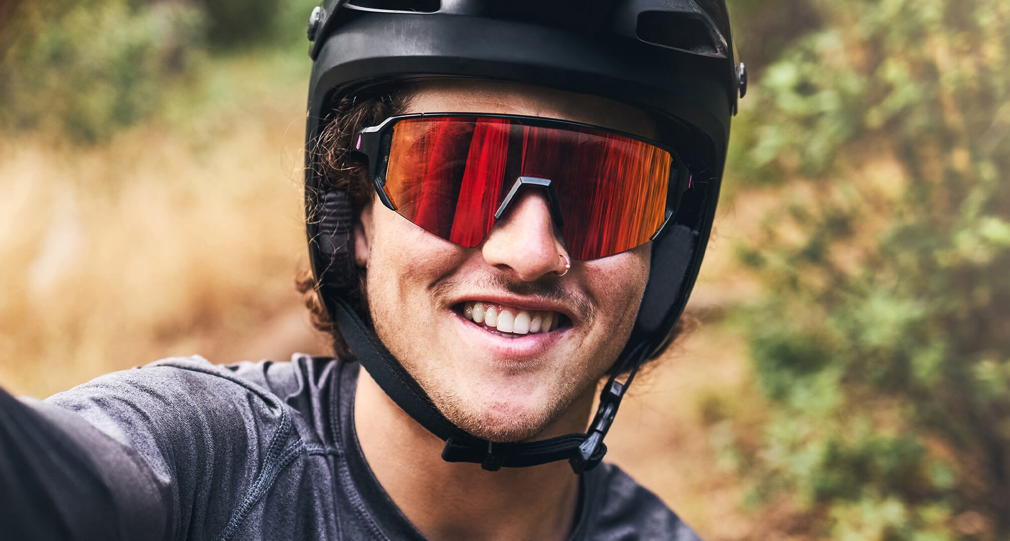 primer plano de una persona con casco de bicicleta y gafas de sol