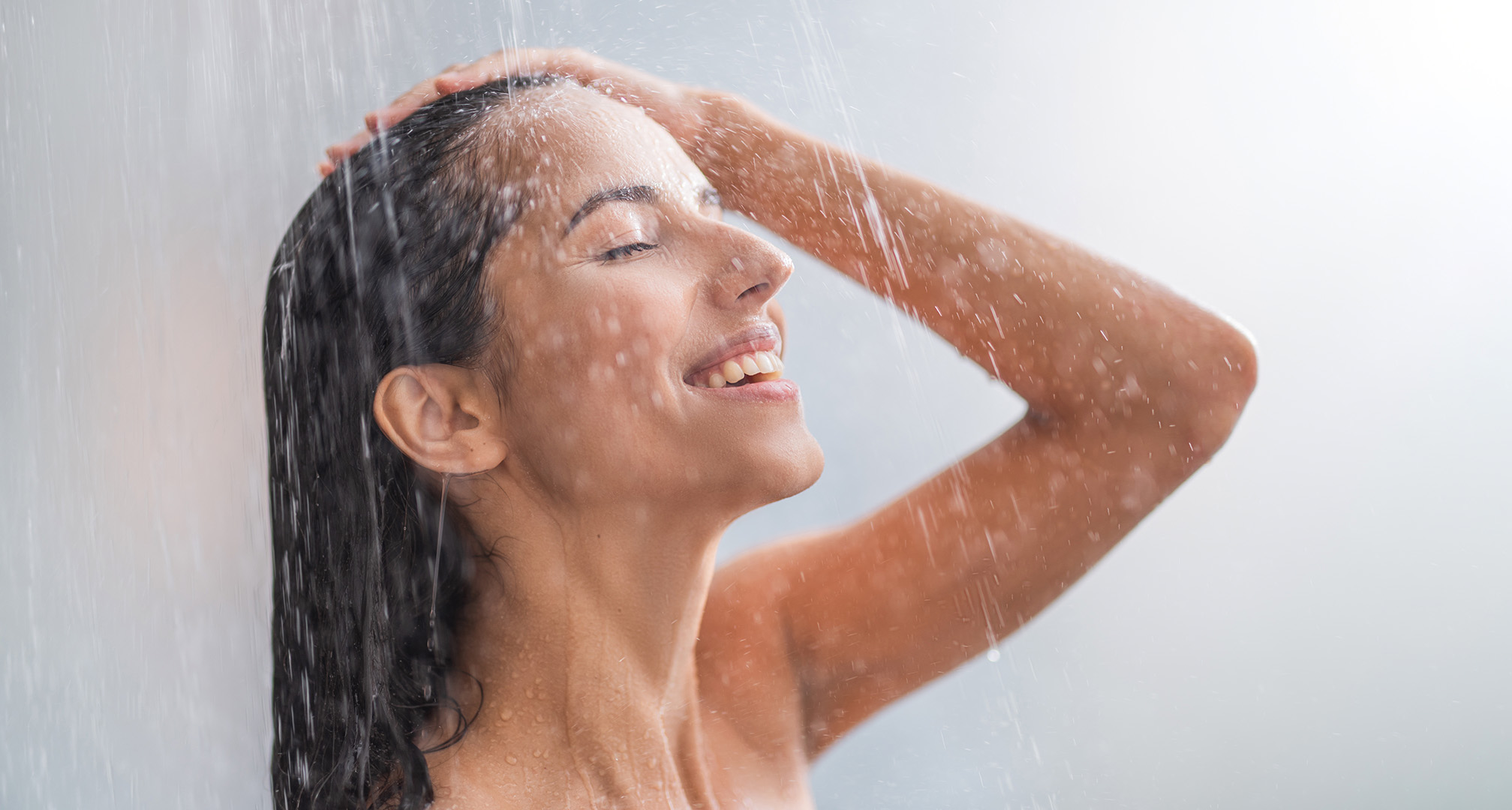 rostro de una persona bajo la ducha