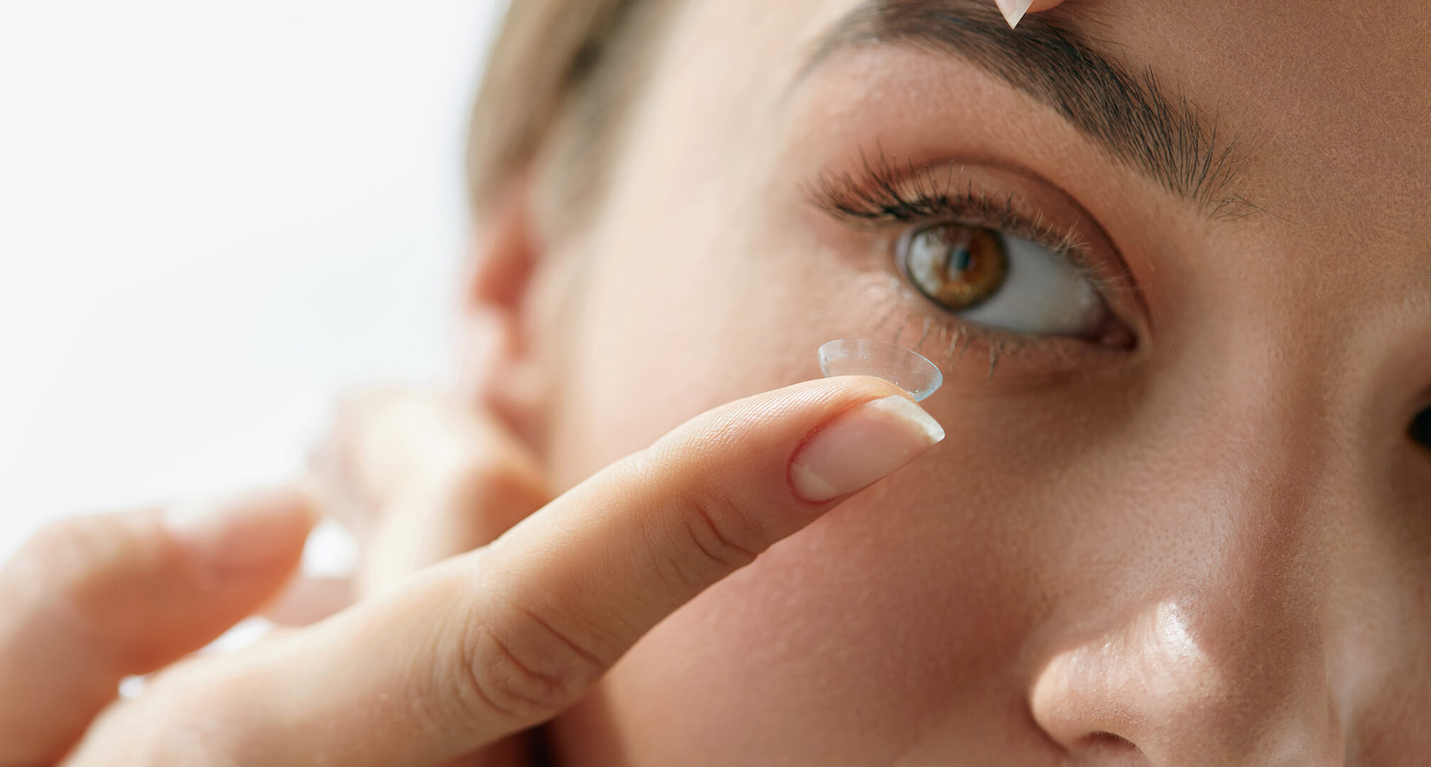 mujer poniendose lentillas