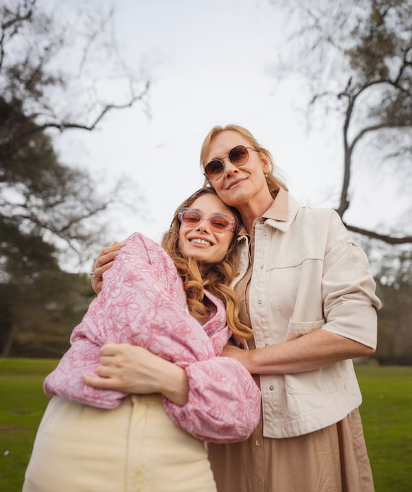 Madre e hija con gafas redondas