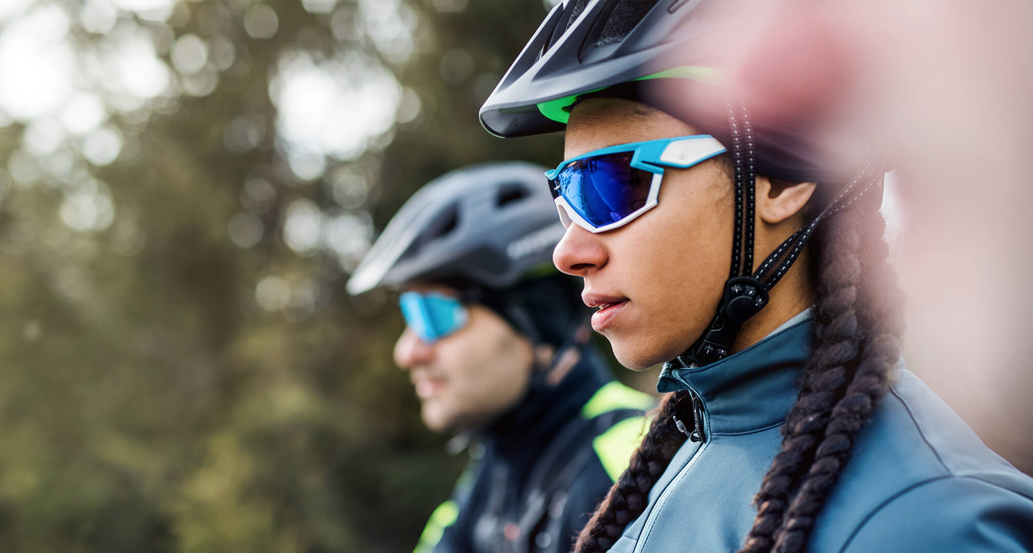 dos personas con gafas de sol y casco de ciclista