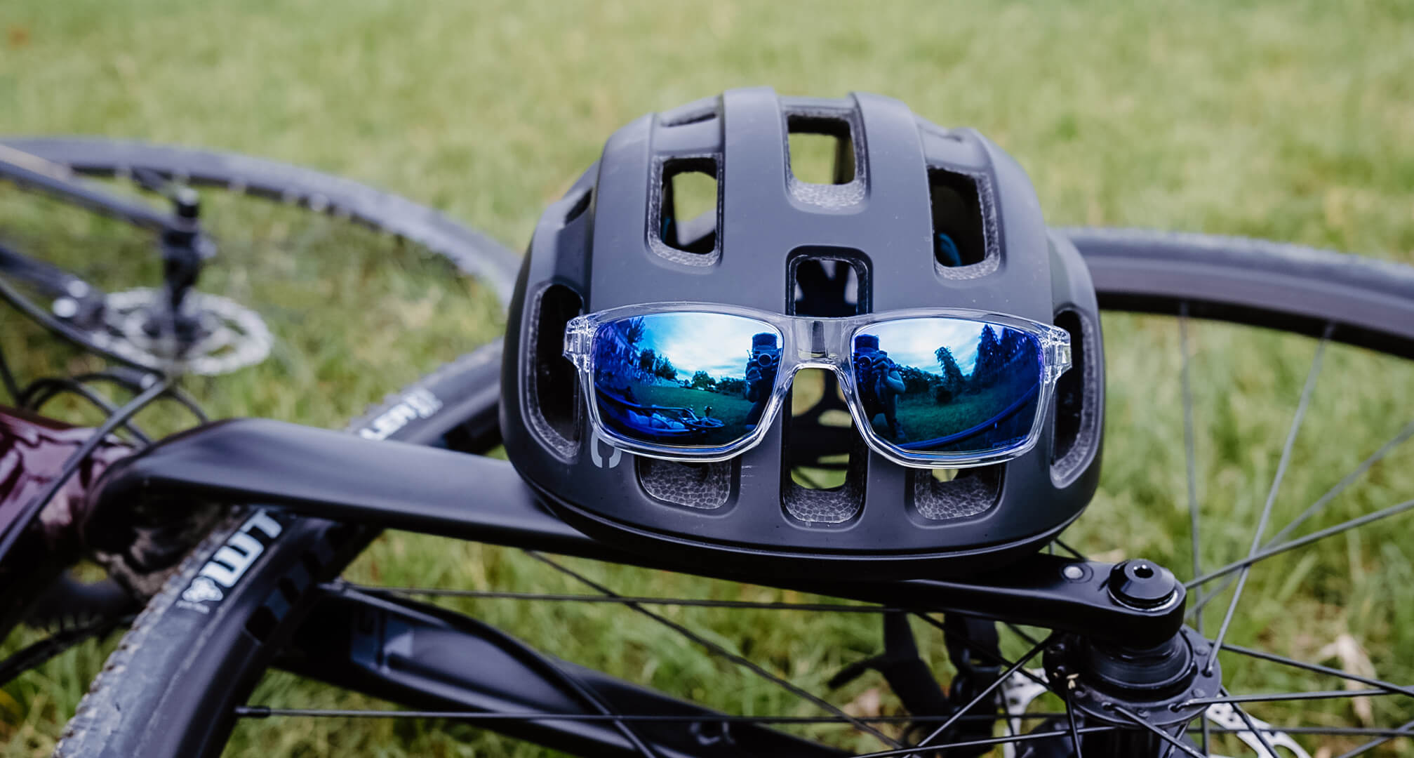 espejo azul gafas de sol en el casco de bicicleta con la bicicleta
