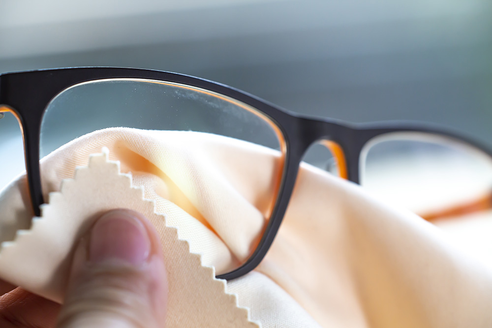 Limpia las lentes de tus gafas con una microfibra antivaho
