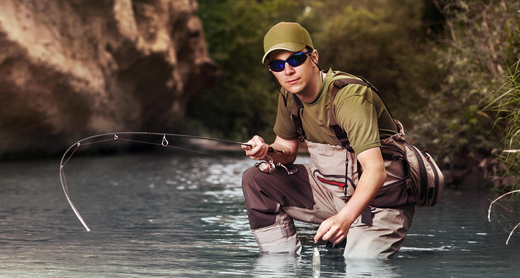 pescador en el agua con gafas de sol