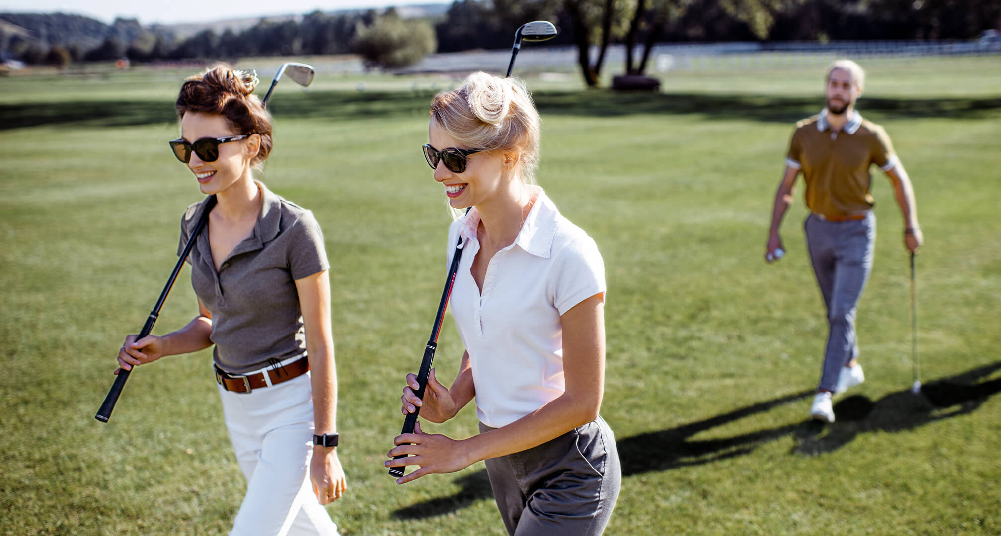 dos golfistas con gafas de sol