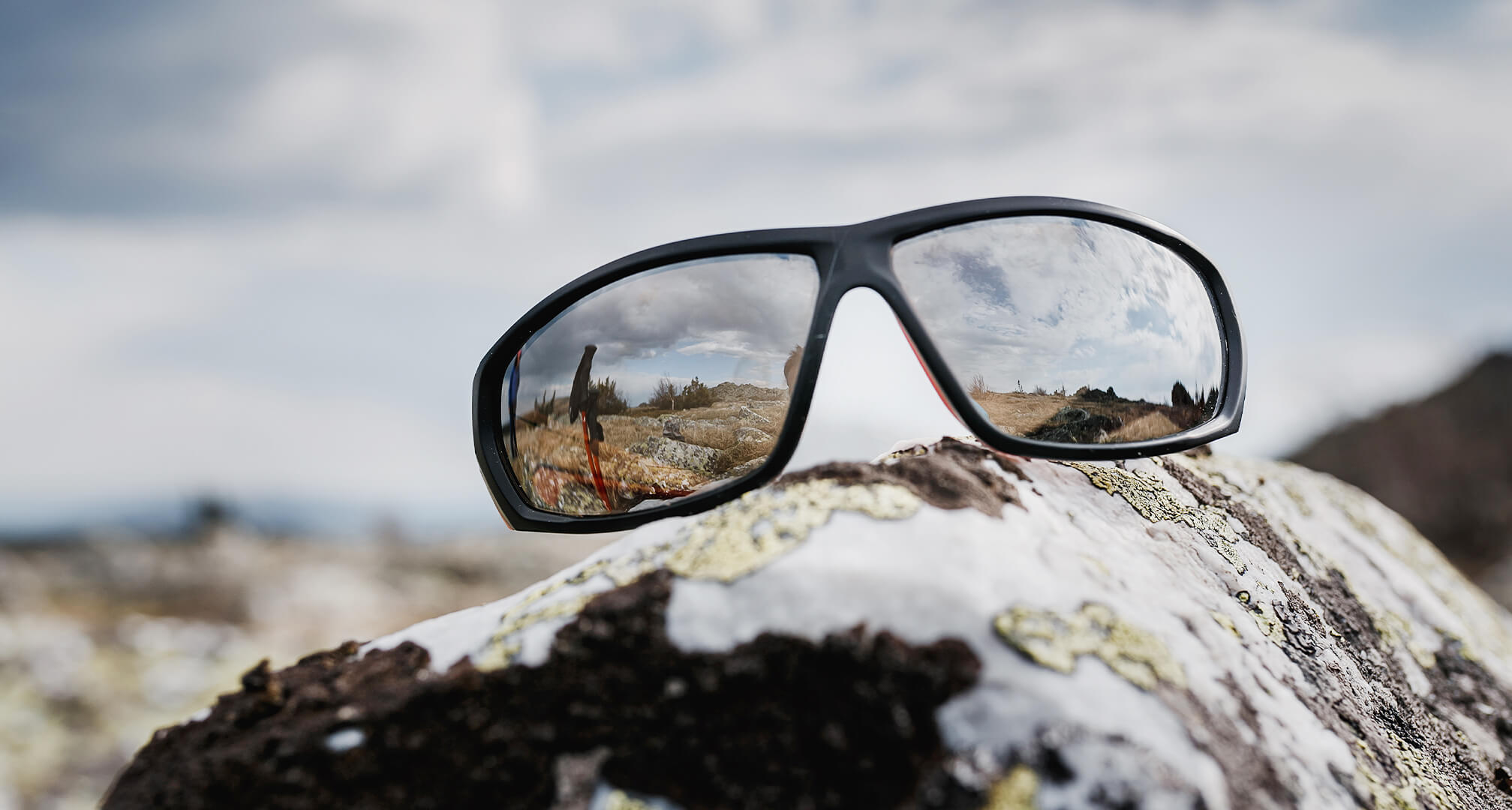 gafas de sol de espejo sobre una roca