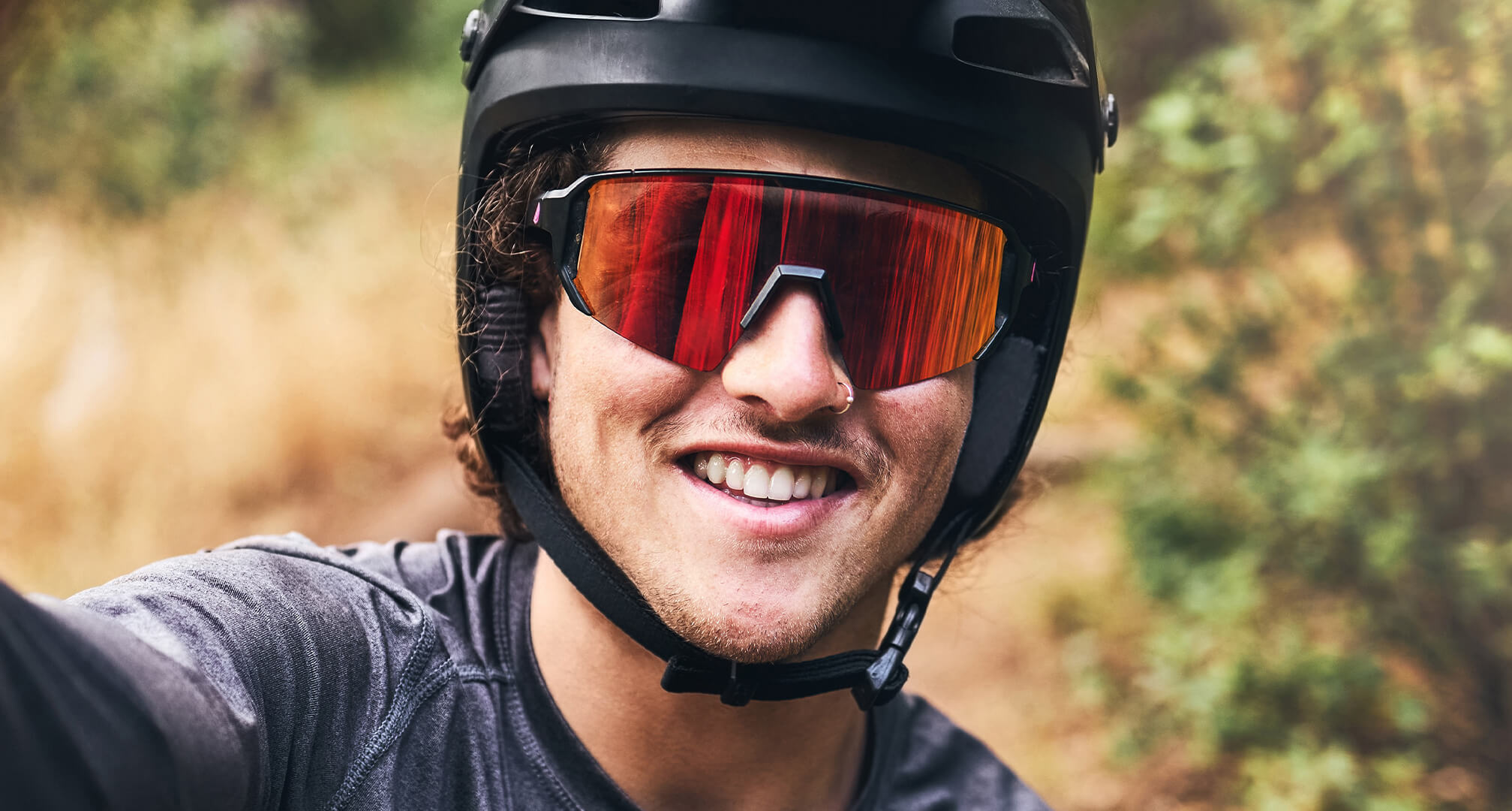 Bicicleta Niño Con Un Casco Y Gafas De Sol Foto de stock y más