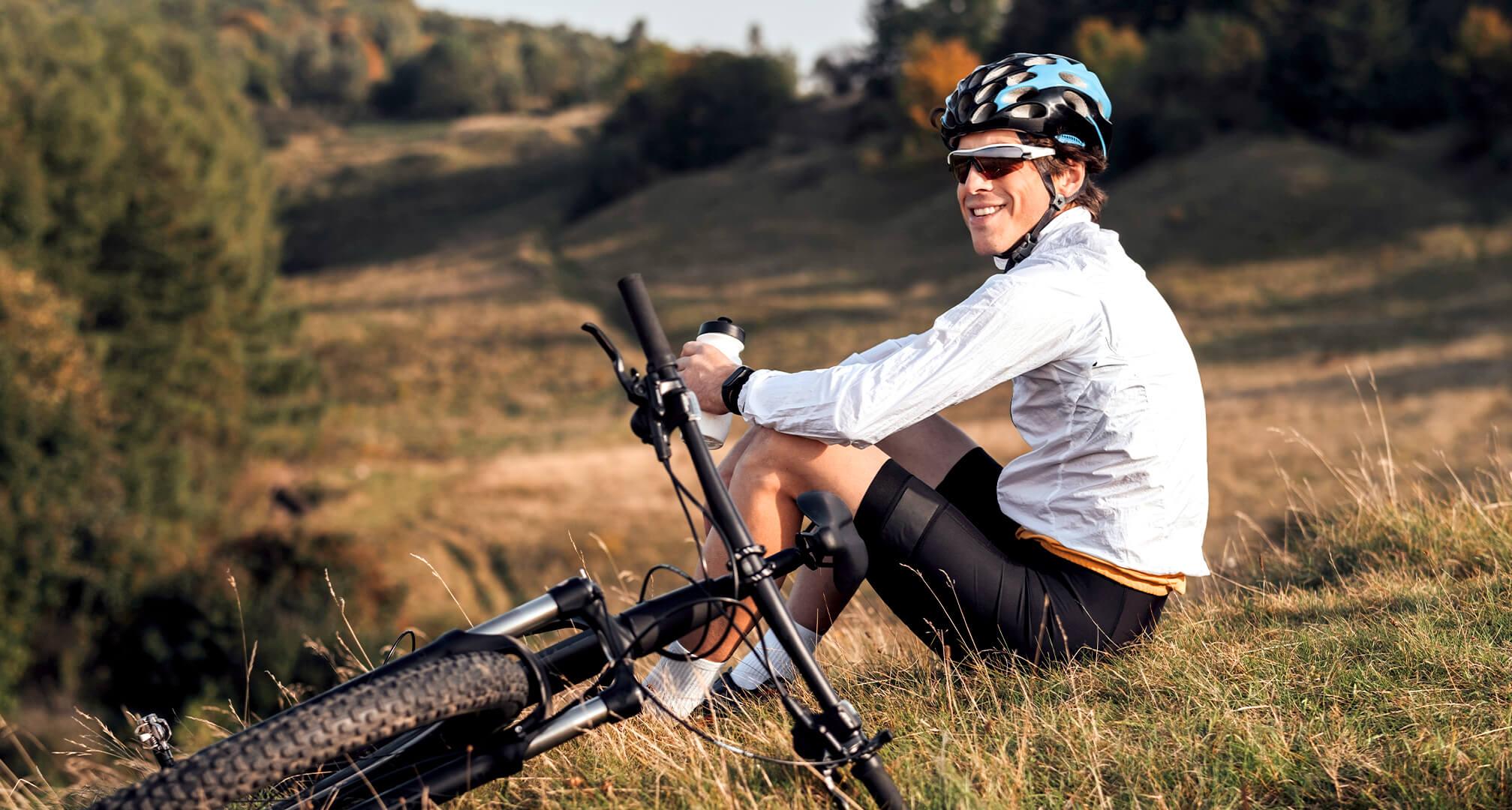 persona sentada en una bicicleta de montaña y gafas de sol