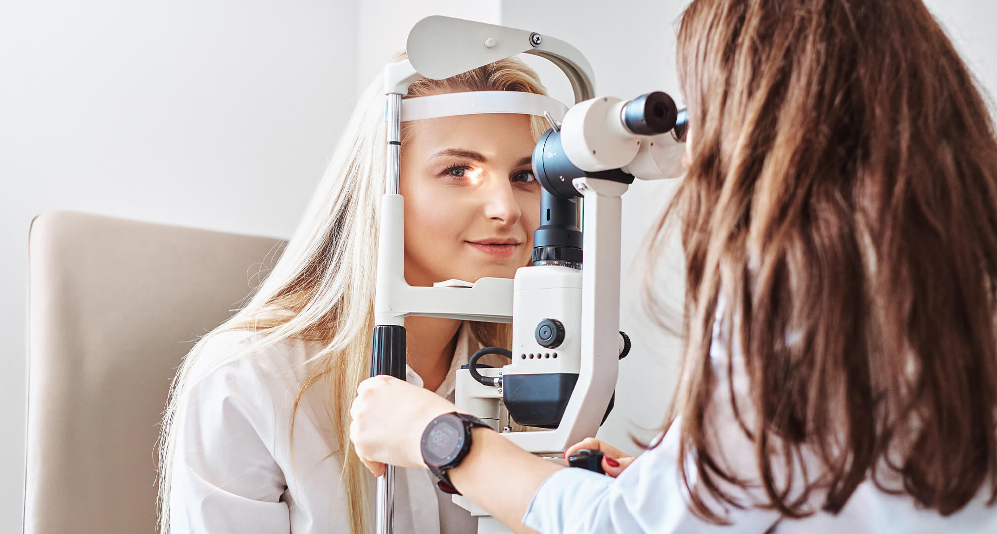 Optometrista examinando los ojos de la mujer