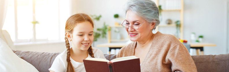 niño y adulto leyendo un libro