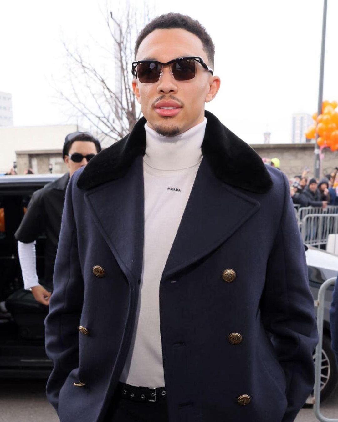 trent alexander-arnold en la semana de la moda de milán 2025 con gafas de sol