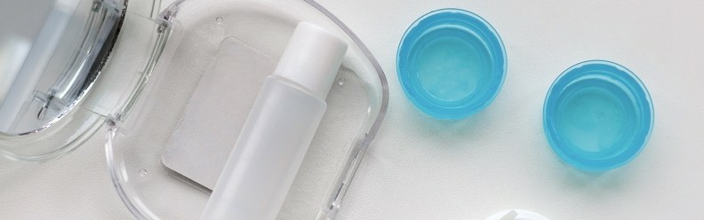 Cómo limpiar el estuche de las lentillas