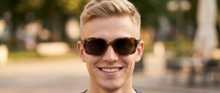 Ray-Ban RB4068 642/57 60 Modelo masculino frontal